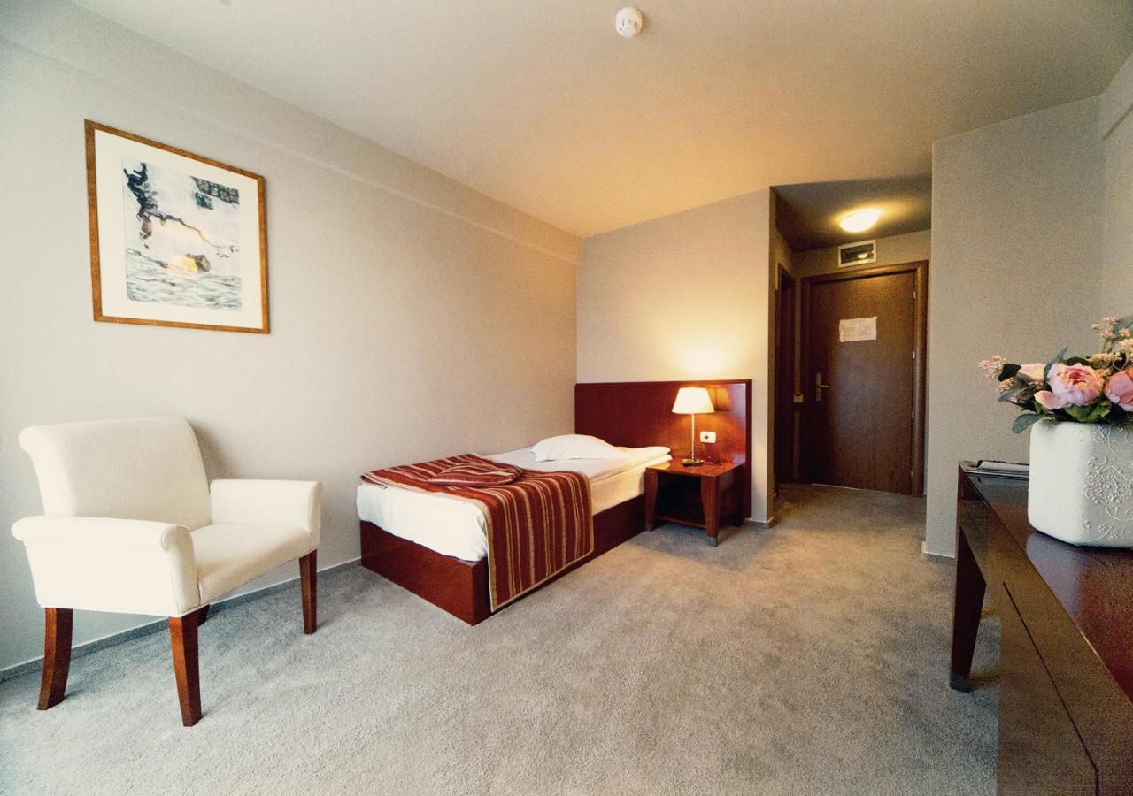 Hotel Atrium Tîrgu Secuiesc エクステリア 写真