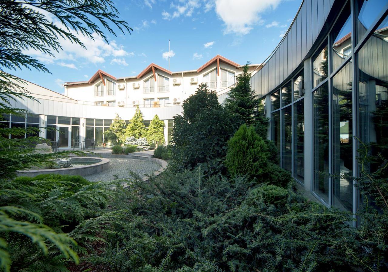Hotel Atrium Tîrgu Secuiesc エクステリア 写真