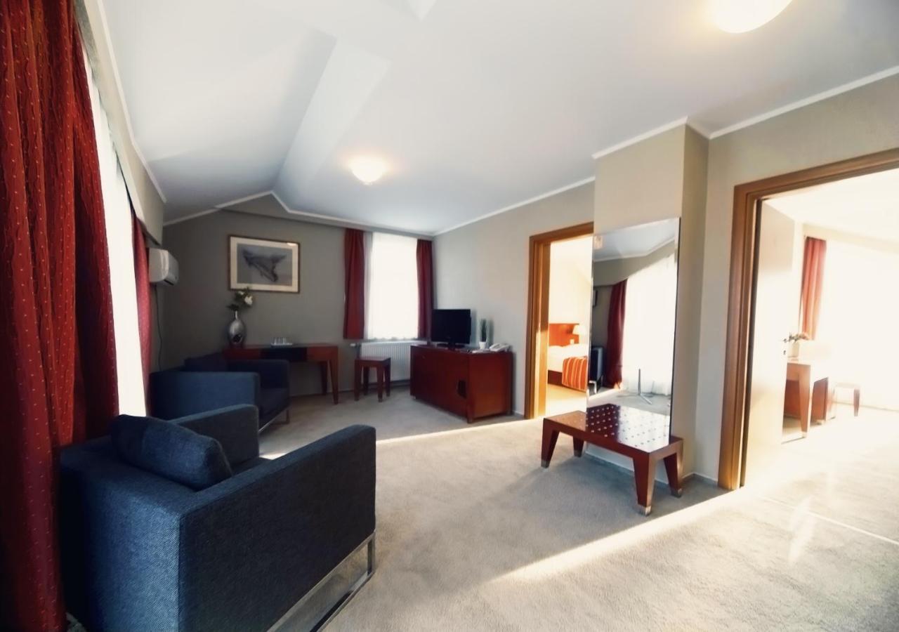 Hotel Atrium Tîrgu Secuiesc エクステリア 写真
