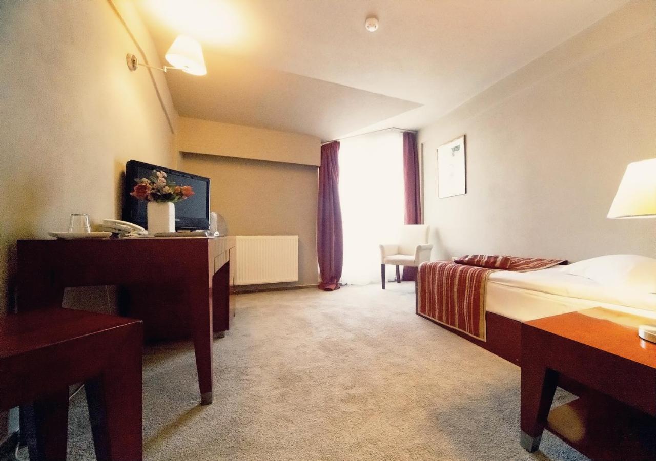 Hotel Atrium Tîrgu Secuiesc エクステリア 写真