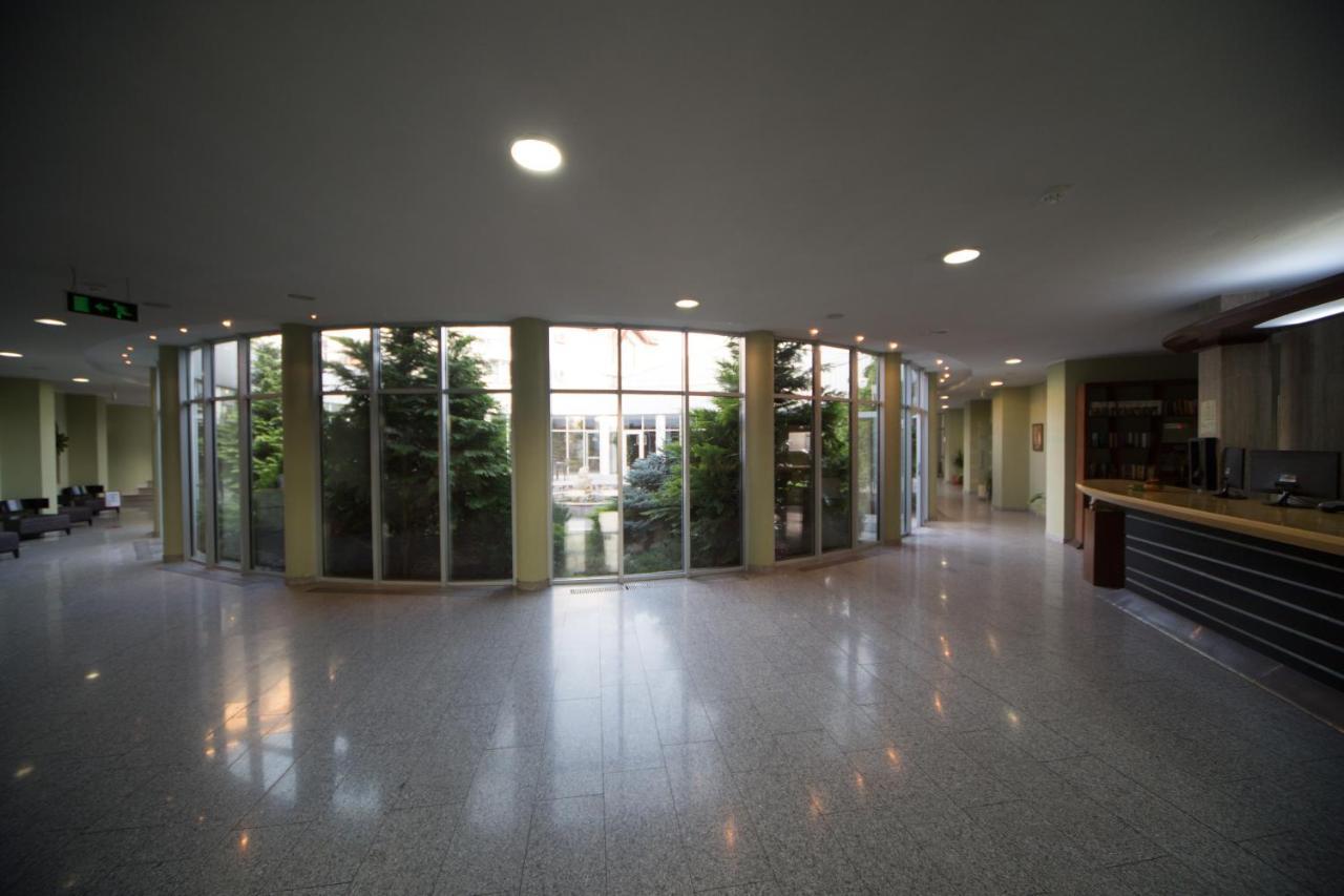 Hotel Atrium Tîrgu Secuiesc エクステリア 写真