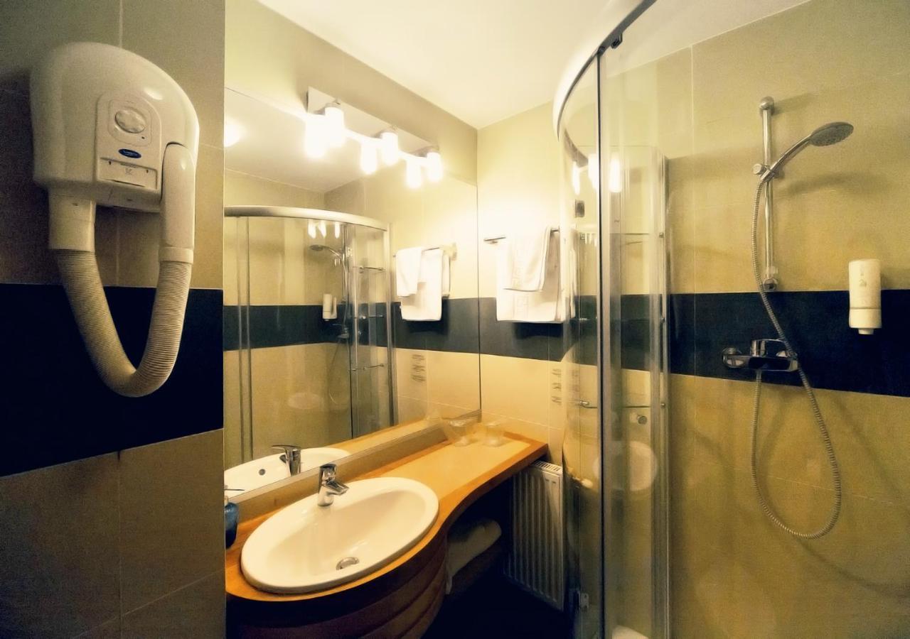 Hotel Atrium Tîrgu Secuiesc エクステリア 写真