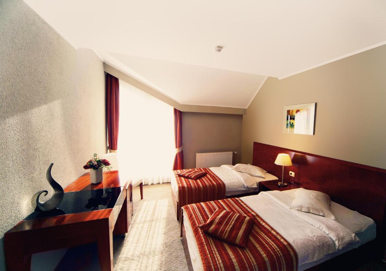 Hotel Atrium Tîrgu Secuiesc エクステリア 写真