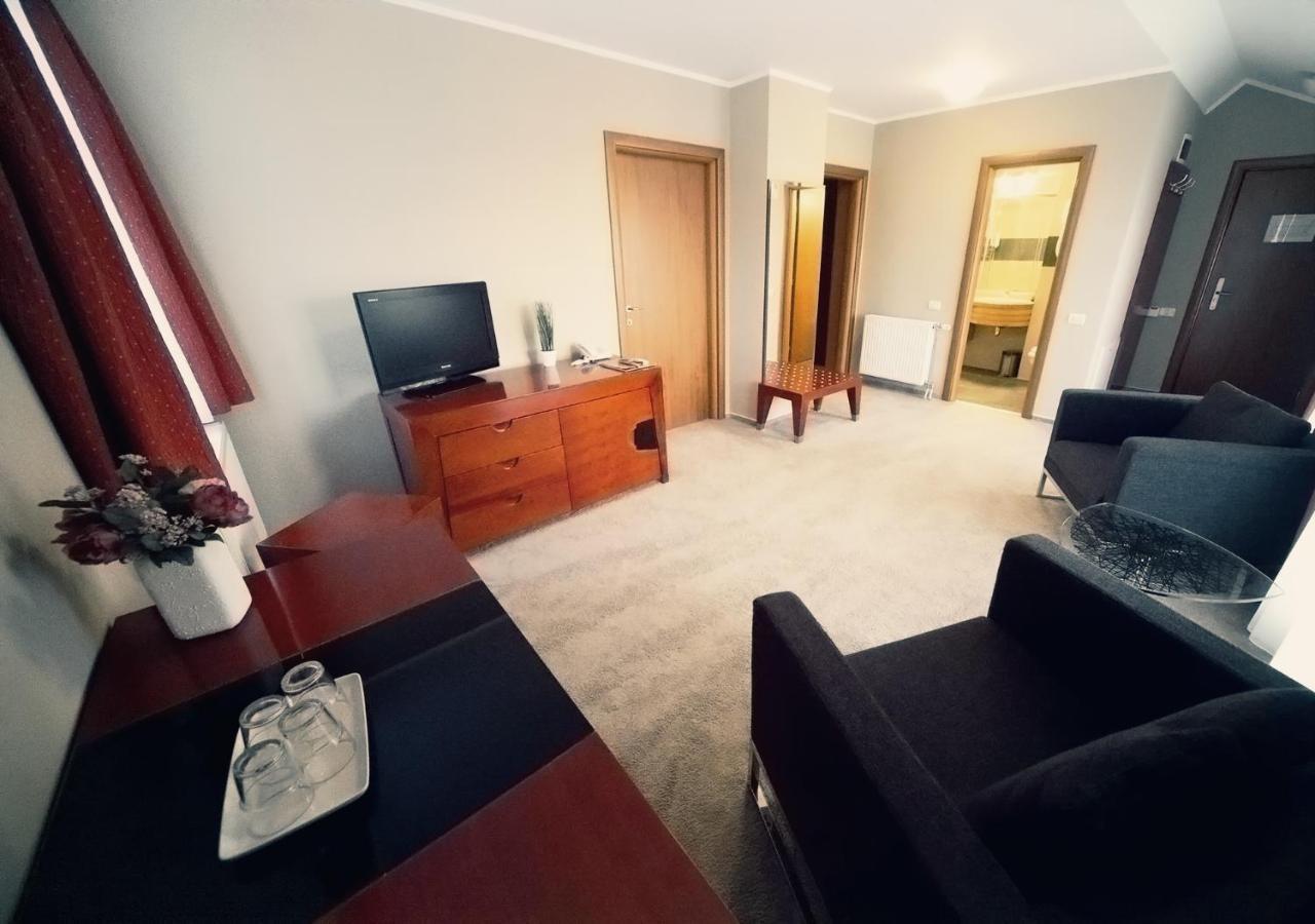 Hotel Atrium Tîrgu Secuiesc エクステリア 写真