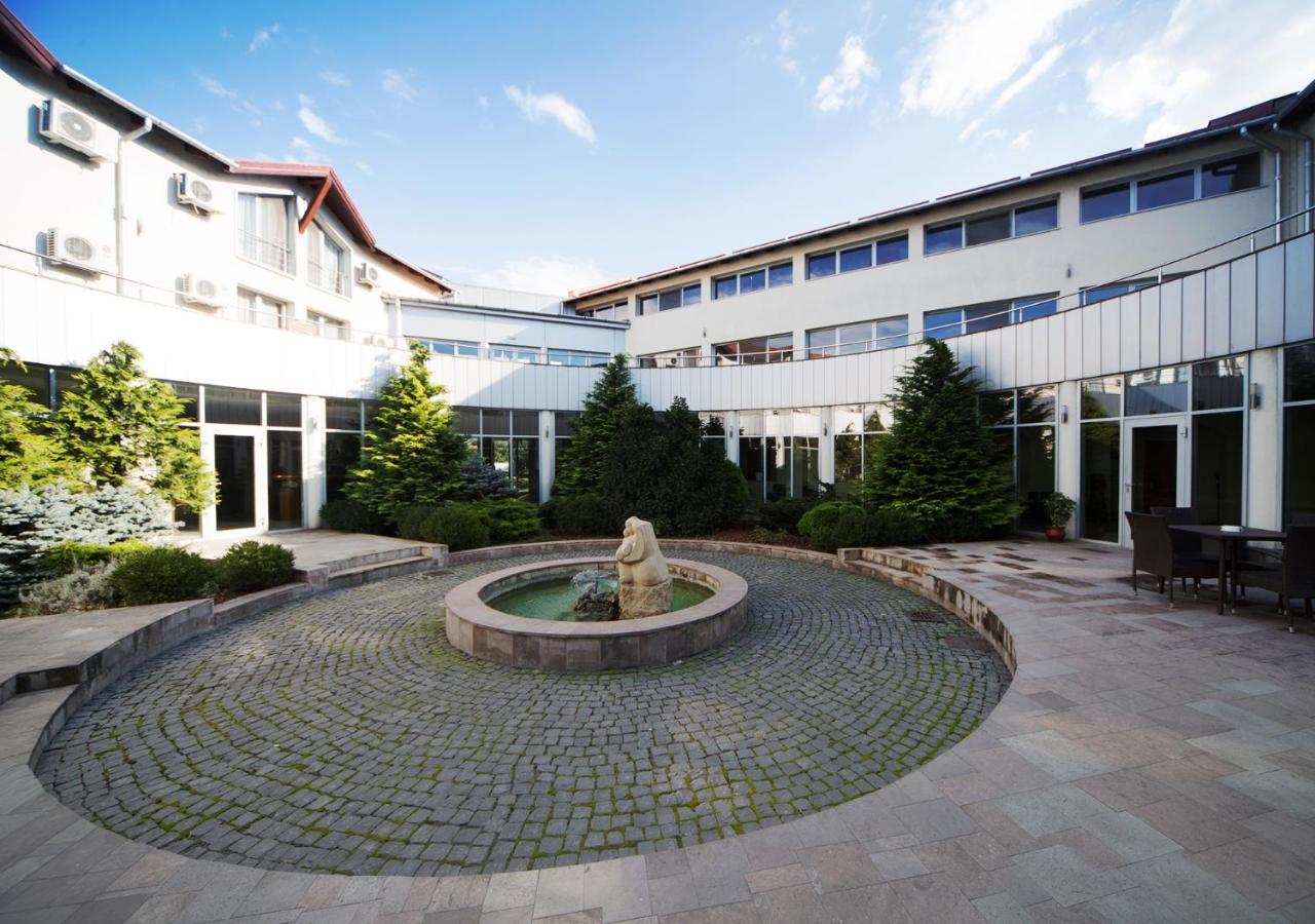 Hotel Atrium Tîrgu Secuiesc エクステリア 写真