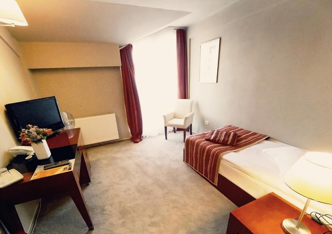 Hotel Atrium Tîrgu Secuiesc エクステリア 写真
