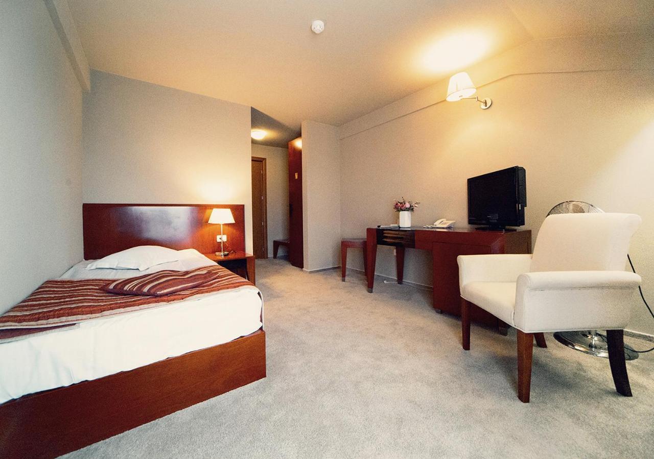 Hotel Atrium Tîrgu Secuiesc エクステリア 写真